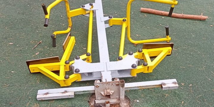 В Курске вандалы повредили тренажёр в сквере на улице Менделеева