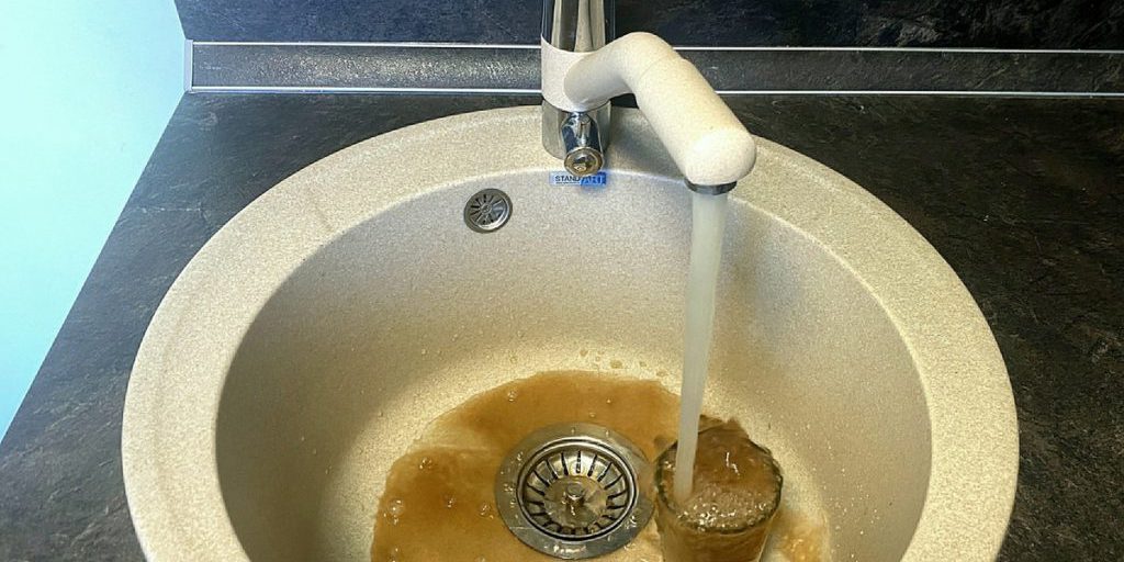 Россиян предупредили о возможном наличии вирусов и бактерий в водопроводной воде
