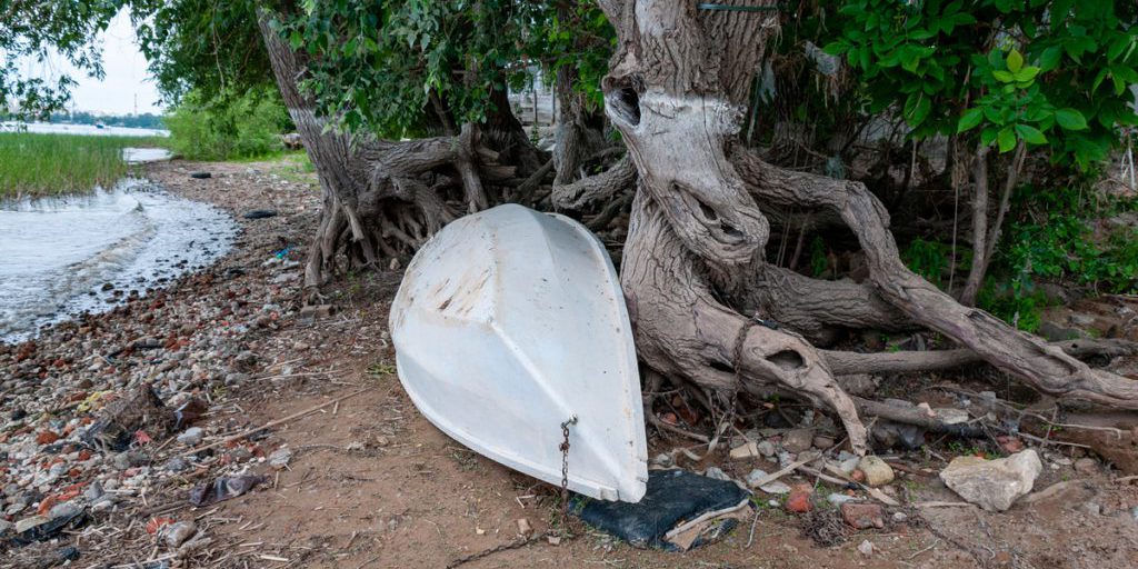 Tragedia in Siberia: due corpi ritrovati vicino a una barca capovolta sul fiume Tea