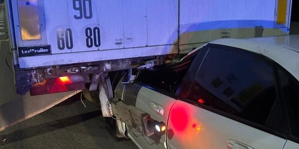 "Grave incidente lungo la strada principale Rostov-on-Don - Taganrog: conducente ferito, traffico bloccato"