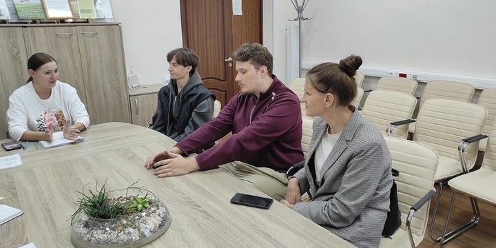 Studenti di Pskovstate iniziano la pratica lavorativa con la dirigenza dell'ente