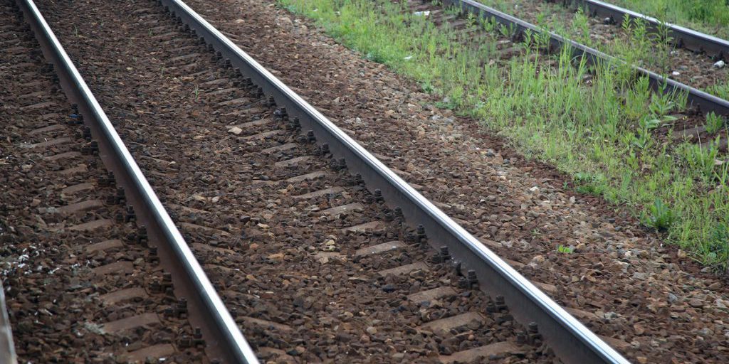 В Приамурье при сходе с рельсов вагонов и крана погибли люди