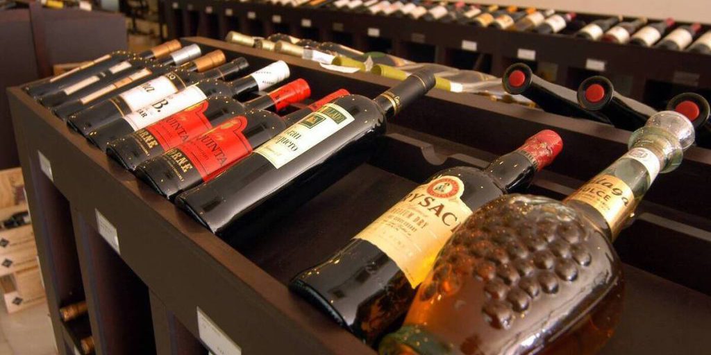 Russia verso la vendita online di alcol e sigarette nel 2026: opportunità e rischi per la società