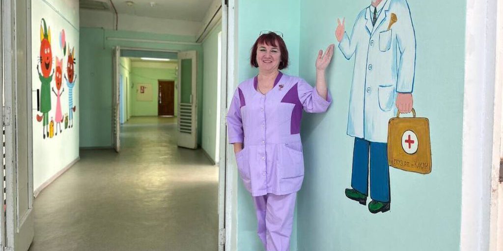 Художник-лаборант из Каслей украсила стены больницы мультгероями