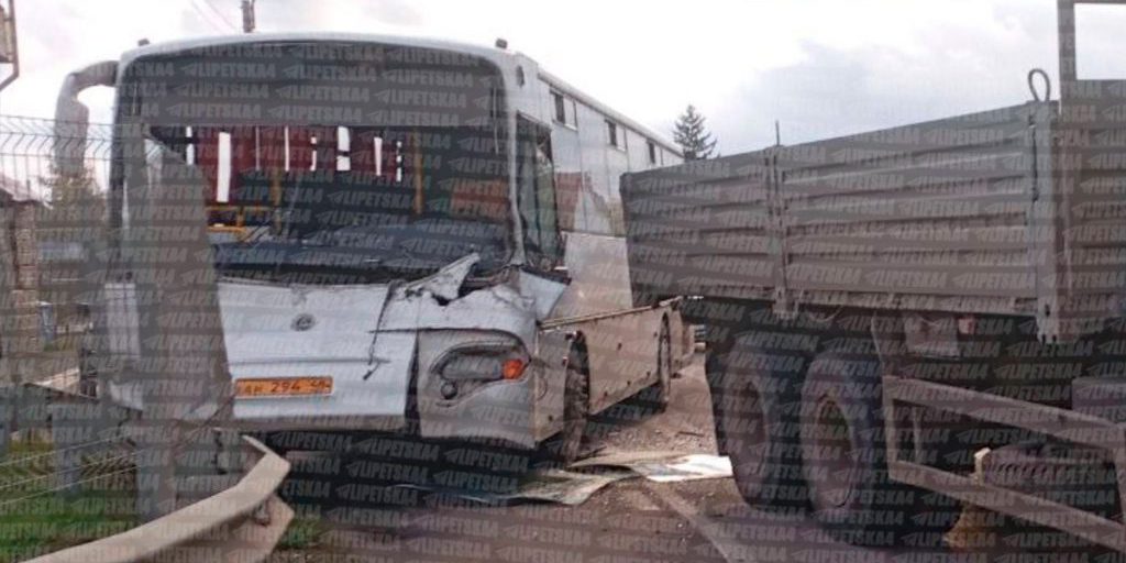 В Липецком районе автобус столкнулся с грузовиком