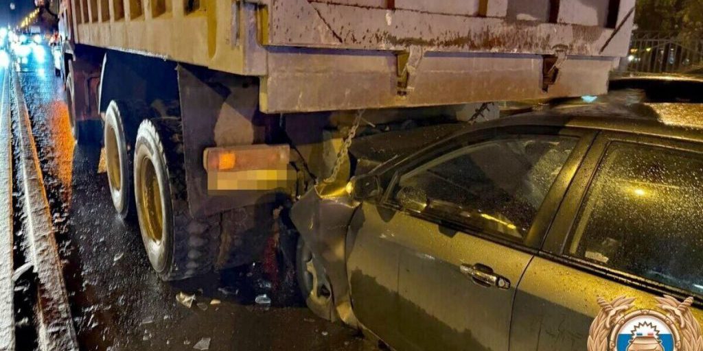 В Твери водитель иномарки влетел в самосвал: есть пострадавший