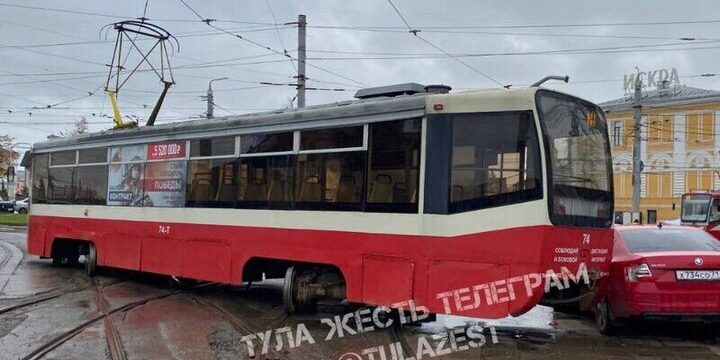 Skoda влетела в трамвай в Центральном районе Тулы