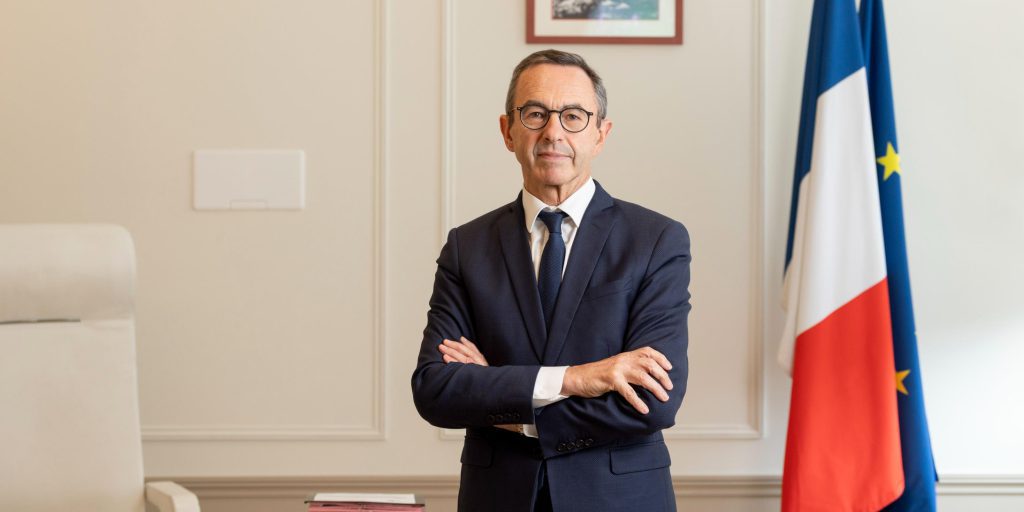 Progetto di budget francese sotto attacco: il capo dei Repubblicani Bruno Retailleau dichiara che è invotabile per la destra