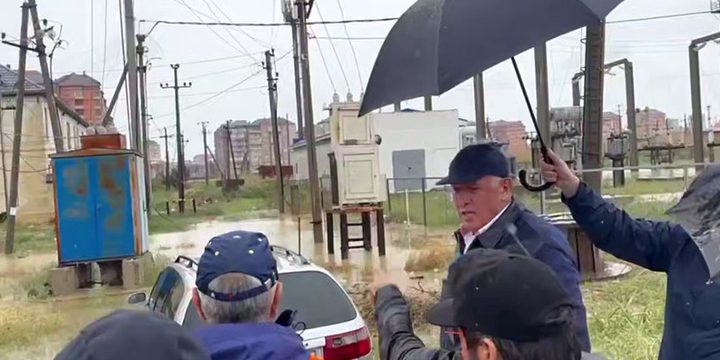 Премьер Дагестана лично проверяет ситуацию с подтоплением в Махачкале