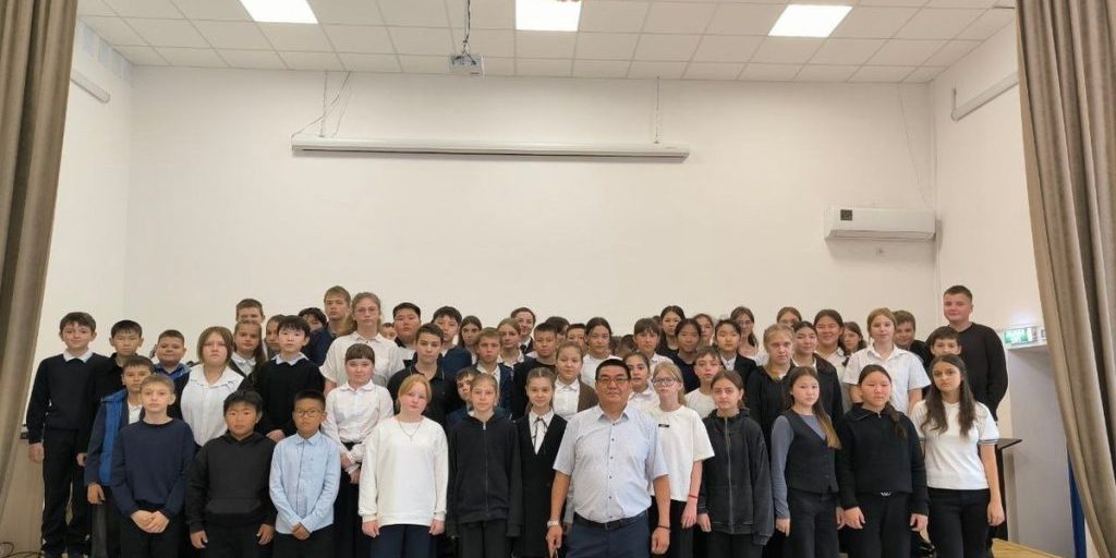 Школьники Калмыкии встретились с участником спецоперации