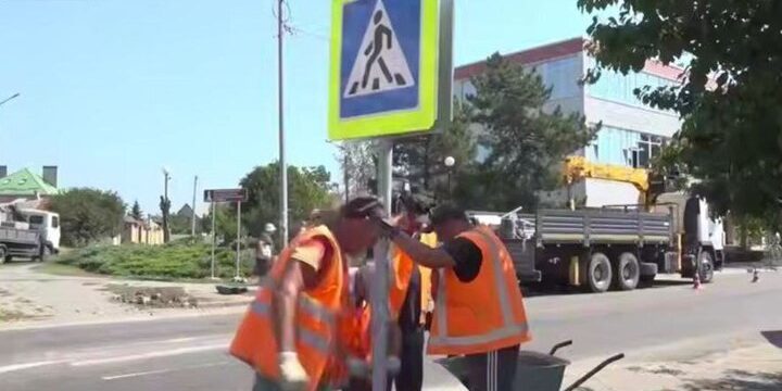 В Бердянске устанавливают новые дорожные знаки в ключевых точках