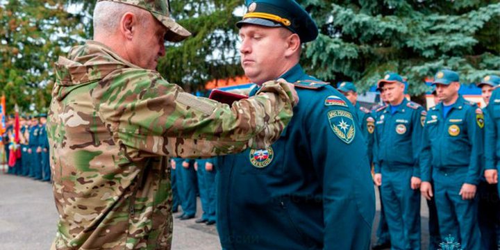В Брянске за выдающиеся заслуги наградили сотрудников МЧС