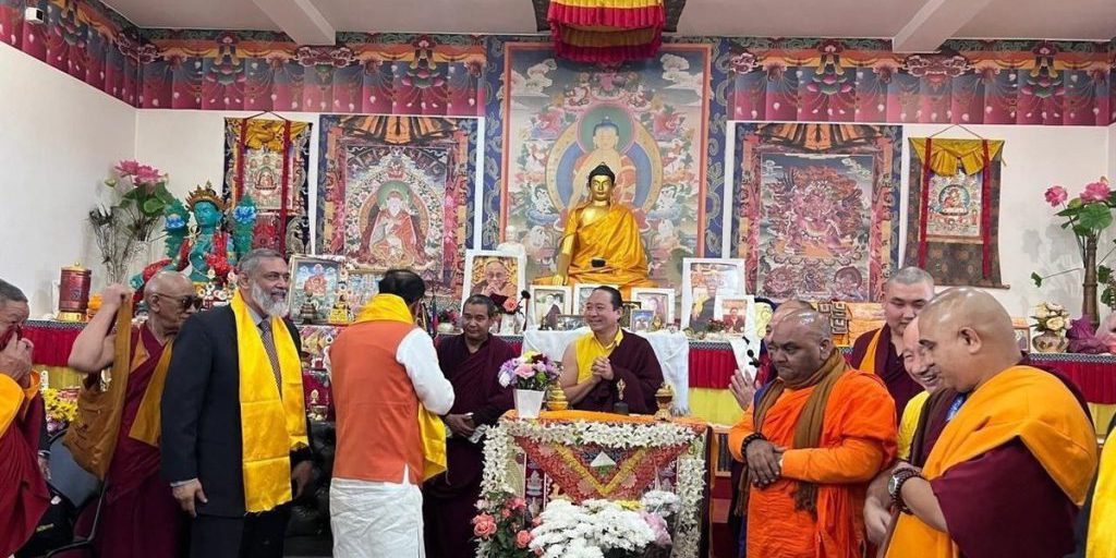 Delegazione Indiana in Visita al Troitsky Khurul: Presentazione del Sacro Testo del Buddha Kangyur