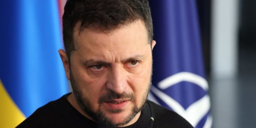 Minaccia per l'Europa: il sistema missilistico Oreshnik in Bielorussia, una nuova preoccupazione per la sicurezza continentale

Approfondimento
Il presidente ucraino Volodymyr Zelenskyy ha evidenziato che la Russia aveva la capacità di effettuare tre lanci di Oreshnik, uno dei quali è stato utilizzato contro la città di Dnipro nel novembre 2024, e un altro è stato distrutto durante un'operazione speciale di successo del Servizio di sicurezza dell'Ucraina (SSU).
Le informazioni dell'intelligence ucraina indicano che uno dei missili iniziali rimane, mentre fino a tre altri potrebbero essere stati prodotti quest'anno, con piani per produrre fino a sei all'anno.
Possibili Conseguenze
Zelenskyy ha sottolineato che l'annunciato dispiegamento del sistema Oreshnik in Bielorussia crea nuove minacce per la sicurezza dell'Europa.
Citazione: "La loro portata è di 5.000 km e hanno una 'zona morta' di circa 700 km. Quindi gli europei - in particolare quelli dell'Europa orientale, i nostri colleghi baltici e tutti gli altri - devono prestare attenzione a questo. È importante prestare attenzione a questi rischi."
Opinione
Il presidente ha anche affermato che l'Ucraina condividerà informazioni con i suoi partner su 25 aziende russe coinvolte nel progetto che non sono ancora sotto sanzioni occidentali.
Analisi Critica dei Fatti
La Bielorussia ha affermato che il sistema missilistico Oreshnik della Russia sarà messo in servizio di combattimento nel paese entro la fine del 2025.
Nel settembre 2025, le autorità bielorusse hanno affermato di aver praticato il dispiegamento del sistema Oreshnik durante gli esercizi congiunti Zapad-2025 (West-2025) con la Russia.
Relazioni con altri fatti
Il dispiegamento del sistema Oreshnik in Bielorussia rappresenta una minaccia significativa per la sicurezza dell'Europa, in particolare per i paesi confinanti con la Bielorussia.
Contesto storico
La crisi in Ucraina e la guerra con la Russia hanno creato una situazione di instabilità e minaccia per la sicurezza dell'Europa.
Fonti
Fonte: European Pravda
Sostieni Ukrainska Pravda su Patreon!