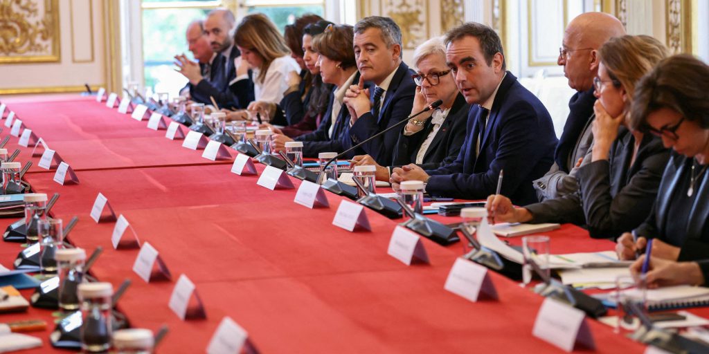 Destino del Primo Ministro Francese in Bilico: la Riforma delle Pensioni e il Ruolo di Olivier Faure