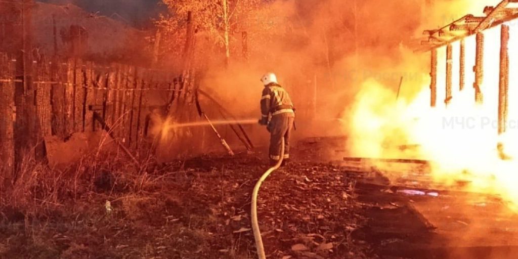 В Екатеринбурге горели хозяйственные постройки на Сибирском тракте