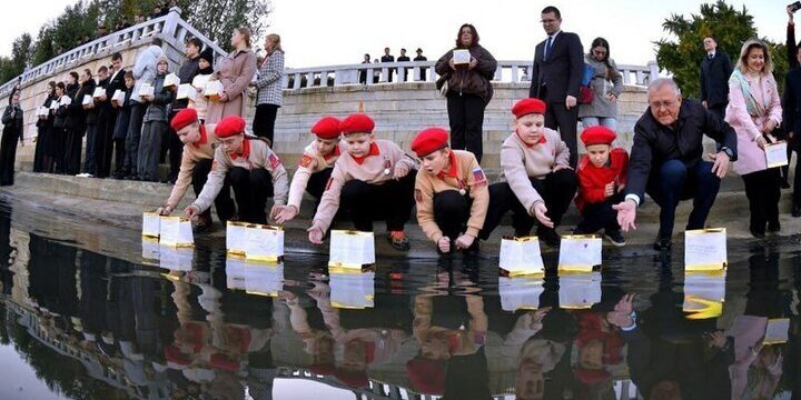 Cerimonia di commemorazione a Pechino: studenti russi onorano i combattenti della Corea del Nord con lanterne di carta sul fiume Taedong