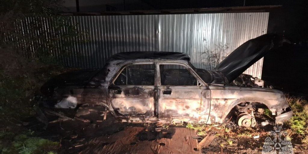 Incendio a Rodniki unauto Volga completamente distrutta dalle fiamme