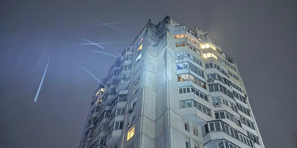 Droni russi a Kiev: difesa aerea ucraina neutralizza, detriti cadono e danni nel quartiere Holosiivskyi