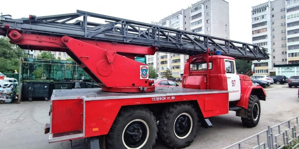 Incendio a Ekaterinburg: un evento che scuote la comunità locale e solleva questioni sulla sicurezza degli edifici residenziali