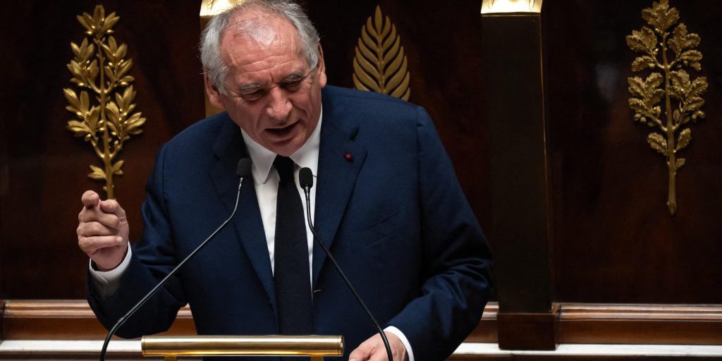 "François Bayrou supera il record di permanenza come Primo Ministro francese: un confronto con Pierre Mendès France"