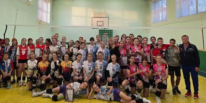 Squadra di Serpuchov Tra le Vincitrici di un Torneo di Pallavolo Giovanile