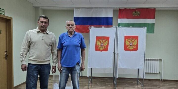 Глава Малоярославецкого района пришёл проголосовать вместе с отцом