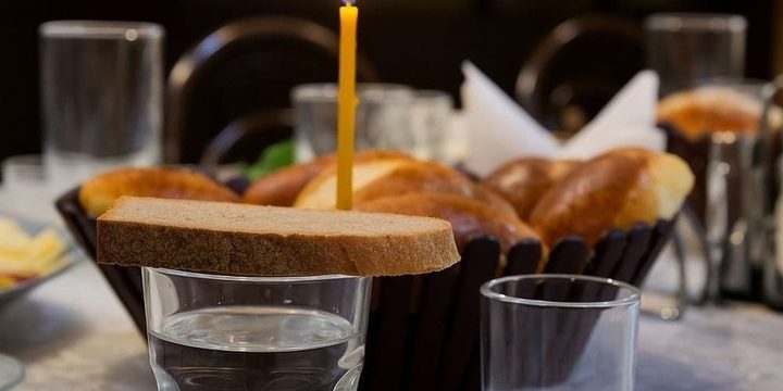 Жителям Карелии разъяснили, можно ли забирать еду с поминок домой