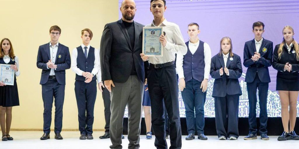 В Курске назначили специальную стипендию 125 одарённым школьникам