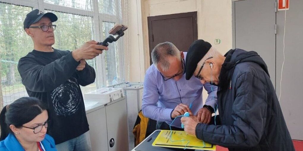 Elezioni accessibili a tutti: la tecnologia aiuta gli elettori con disabilità visiva a votare in modo autonomo nella regione di Leningrado