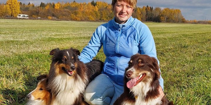 Donna di Vologda e suoi cani campioni di Russia per la seconda volta nella categoria di servizio da pastore