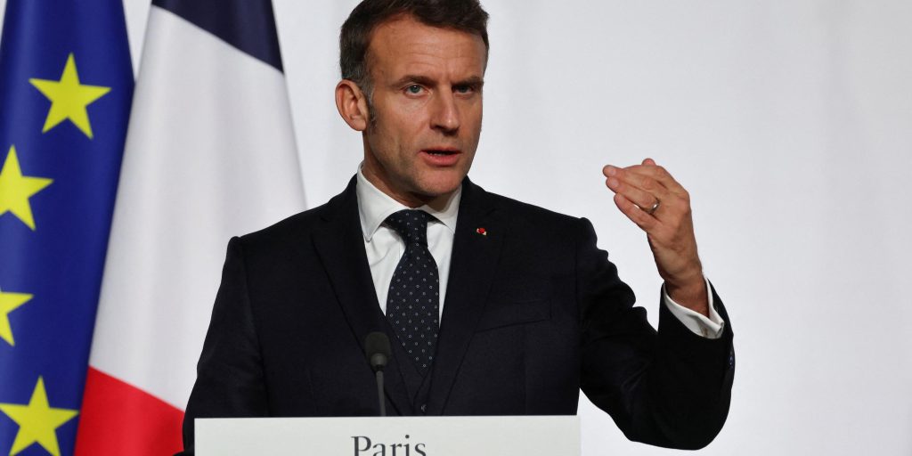 Sondaggio: la fiducia nel presidente Macron diminuisce di due punti all'inizio del 2026