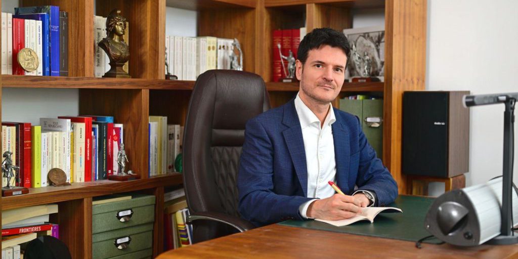 Benjamin Morel: professore che rifiuta incarichi politici per mantenere l’indipendenza nei dibattiti sul bilancio