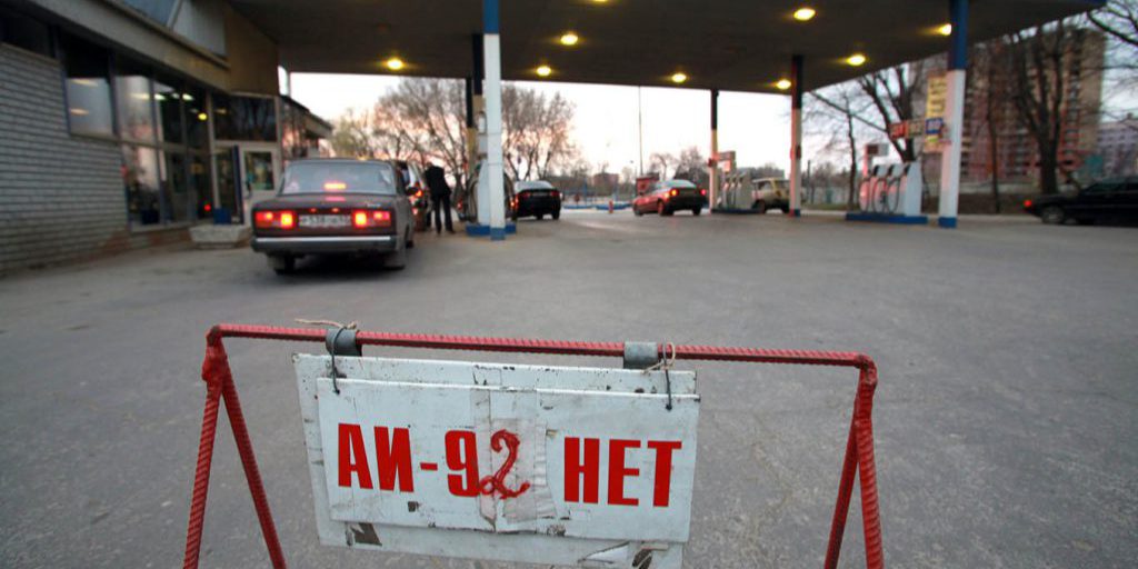 Carenza di carburante in Russia: oltre la metà delle regioni colpite da scarsità di benzina a causa degli attacchi ucraini alle raffinerie di petrolio