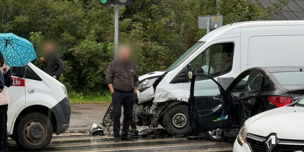 На улице Дарвина в Твери столкнулись фургон и легковушка