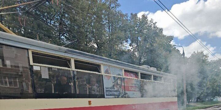 "Tram tampona auto a Tula: lievi feriti e danni materiali sulla linea 1"