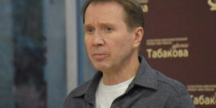 Evgenij Mironov e Marina Zudina onorano la memoria di Oleg Tabakov nel festival culturale Lezioni di Tabakov a Saratov