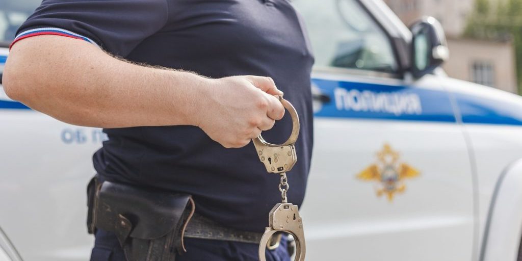 Condanna per lesioni con arma da taglio: donna russa di Kineshma affronta severe pene per aver ferito due uomini