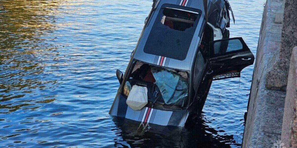 Спасатели подняли из реки Фонтанки рухнувшую иномарку