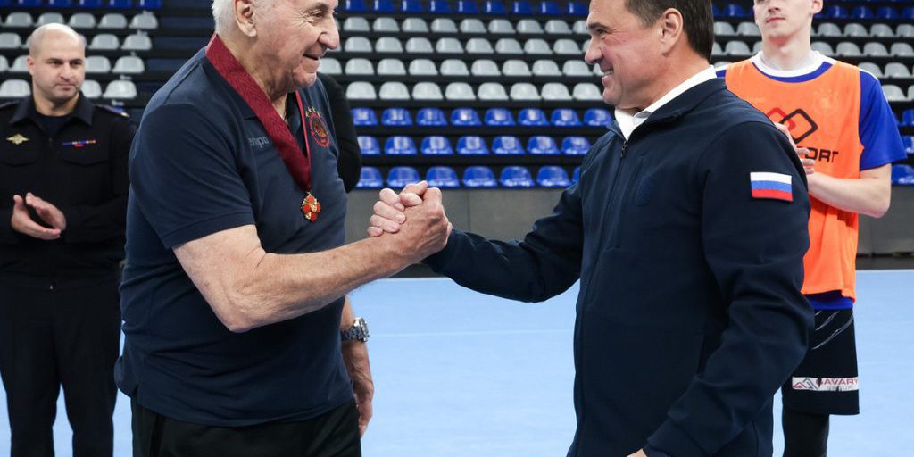 Андрей Воробьев поздравил с юбилеем легендарного гандболиста Владимира Максимова