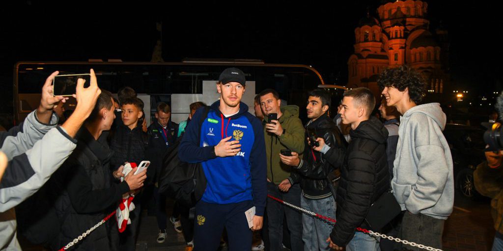 Матвей Сафонов и Валерий Карпин оценили поле и прием в Волгограде