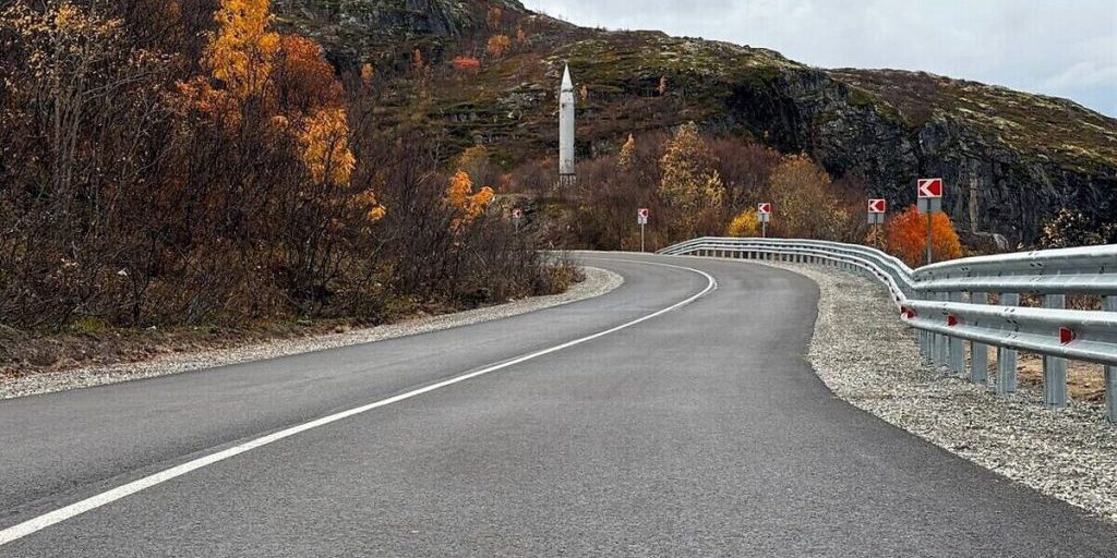 Rinnovamento della strada a Zaozersk: un progetto di successo che migliora la viabilità e la sicurezza nella regione di Nerpichya