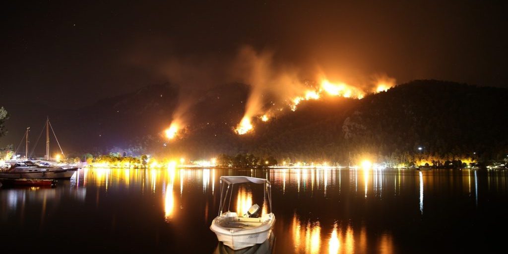 Incendio in Turchia: turisti russi tornano in hotel dopo vasto incendio boschivo nella regione di Antalya