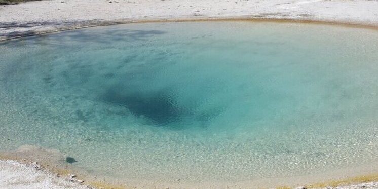 Voragine sulla strada del villaggio di Arsenjevo nel Territorio di Chabarovsk causa problemi di traffico e sicurezza
