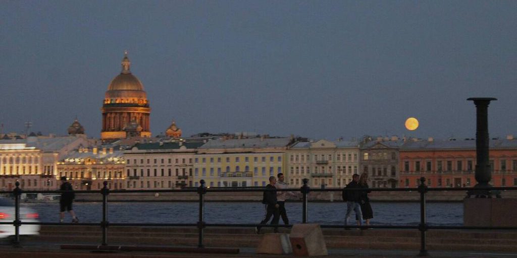 Prezzi degli alberghi a San Pietroburgo in calo: opportunità per i turisti o sfida per l'economia locale?