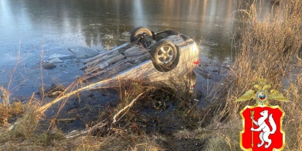 Incidente stradale nella regione di Artemovskij: auto finisce in un corso d'acqua dopo aver investito un pescatore