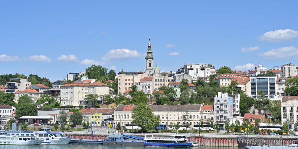 La Serbia Resiste alle Pressioni dell'UE e Non Introduce Visti per i Cittadini Russi