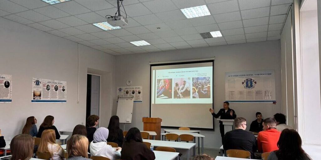 Iniziative anti-droga: un agente di polizia parla con gli studenti dell'Università di Rjazan per prevenire il consumo di sostanze illegali