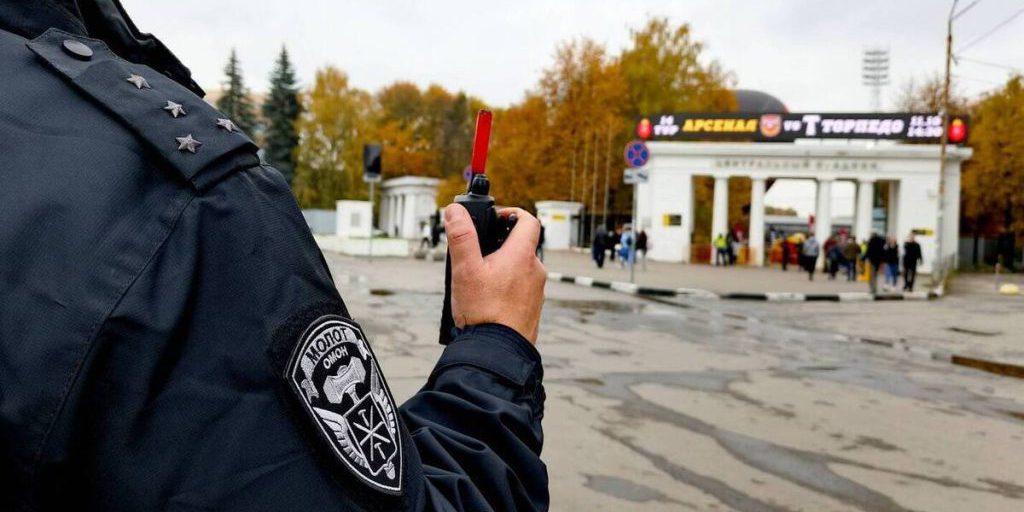 La Guardia Nazionale Russa e la Polizia Collaborano per Garantire la Sicurezza durante la Partita di Calcio a Tula