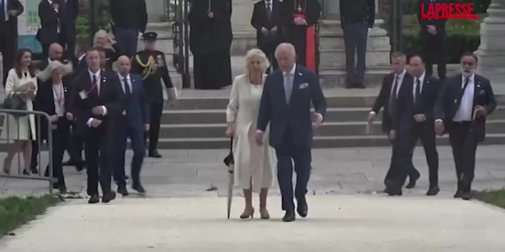 Re Carlo III scherza con bimbi Scuola San Paolo: “Ottimo inglese, meglio del mio Italiano”